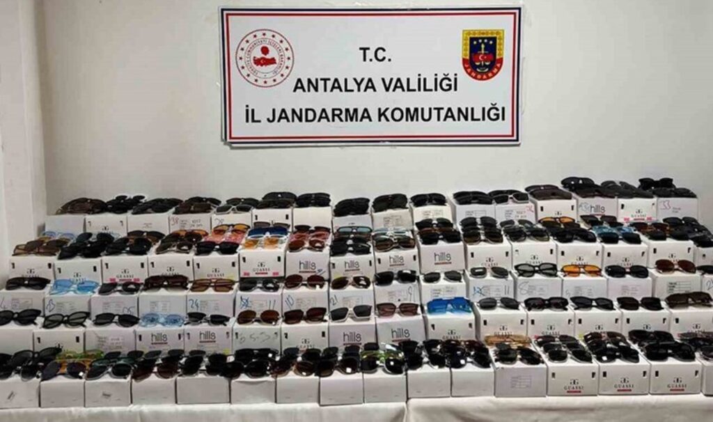 farkli markalara ait tam 5 bin adet antalyada kacak gunes gozlugu operasyonu aljNCeNs