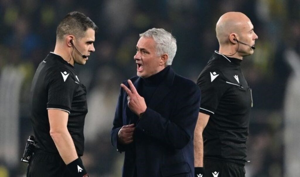 Jose Mourinho İtalyan hakeme isyan etti! 'İki kırmızı kart görmeliydi!' 4 jose mourinho italyan hakeme isyan etti iki kirmizi kart gormeliydi 1OXL5GvN