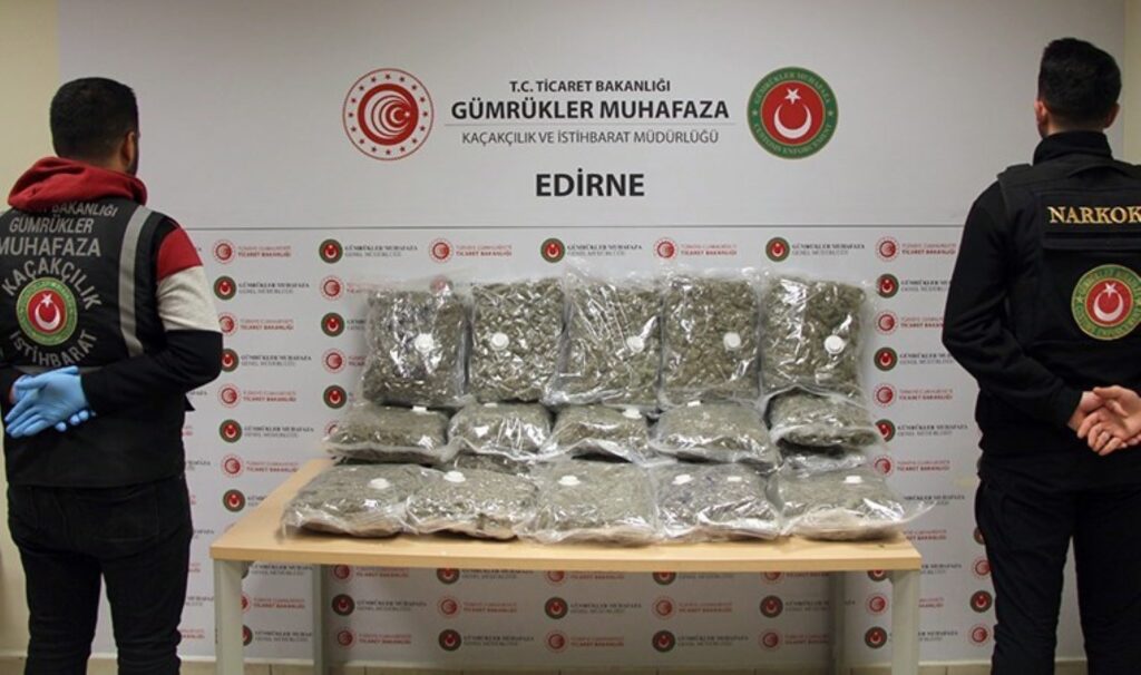 kapikulede 2 tira uyusturucu baskini tam 21 kilo ele gecirildi OuD8zVIL