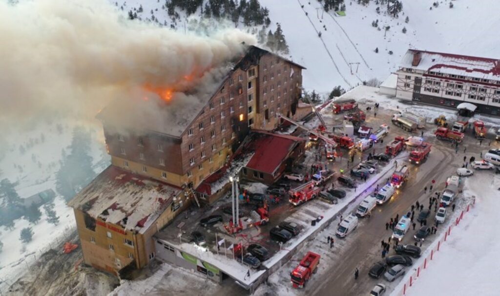 Kartalkaya Grand Kartal Otel'deki yangında hayatını kaybedenlerin kimlikleri belli olmaya başladı: Aynı aileden 14 kişi, nöroloji uzmanı, Sözcü yazarı Nedim Türkmen, Özyeğin Üniversitesi Dekanı... 3 kartalkaya grand kartal oteldeki yanginda hayatini kaybedenlerin kimlikleri belli olmaya basladi ayni aileden 14 xuhI39Mp