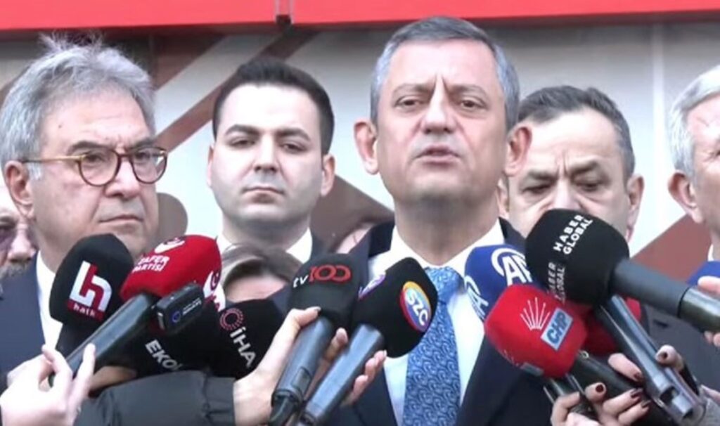 Özgür Özel ve Mansur Yavaş'tan, Zafer Partisi Genel Merkezi'ne dayanışma ziyareti: 'AKP'li olmayan herkes hedeftedir' 2 ozgur ozel ve mansur yavastan zafer partisi genel merkezine dayanisma ziyareti akpli olmayan herkes SibxERzV