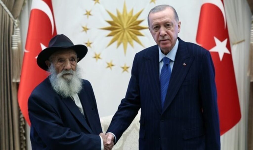 Saray'da dikkat çeken kabul: Erdoğan Alevi dedesiyle görüştü 3 sarayda dikkat ceken kabul erdogan alevi dedesiyle gorustu l6MMcjbO
