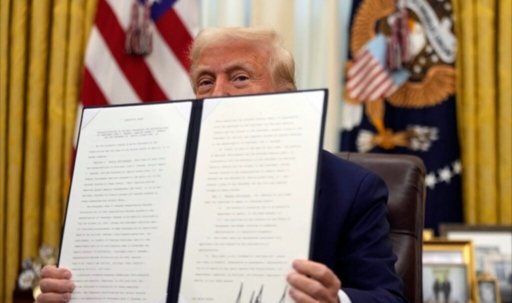 Trump kararnameyi imzaladı: 'Her şey ortaya çıkacak' 6 trump kararnameyi imzaladi her sey ortaya cikacak 9HCbgLJm