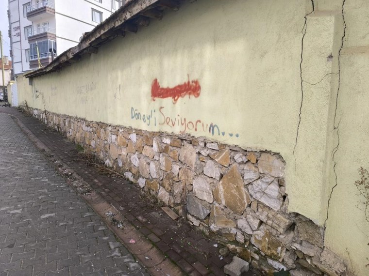 ugur mumcunun dogdugu evin duvarlarina zarar verildi 0 LpcTegiN