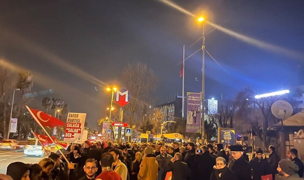 Zafer Partisi lideri Ümit Özdağ'a destek için 'Vatan Emniyet' önünde toplanıldı 2 zafer partisi lideri umit ozdaga destek icin vatan emniyet onunde toplanildi w4qsvjrW