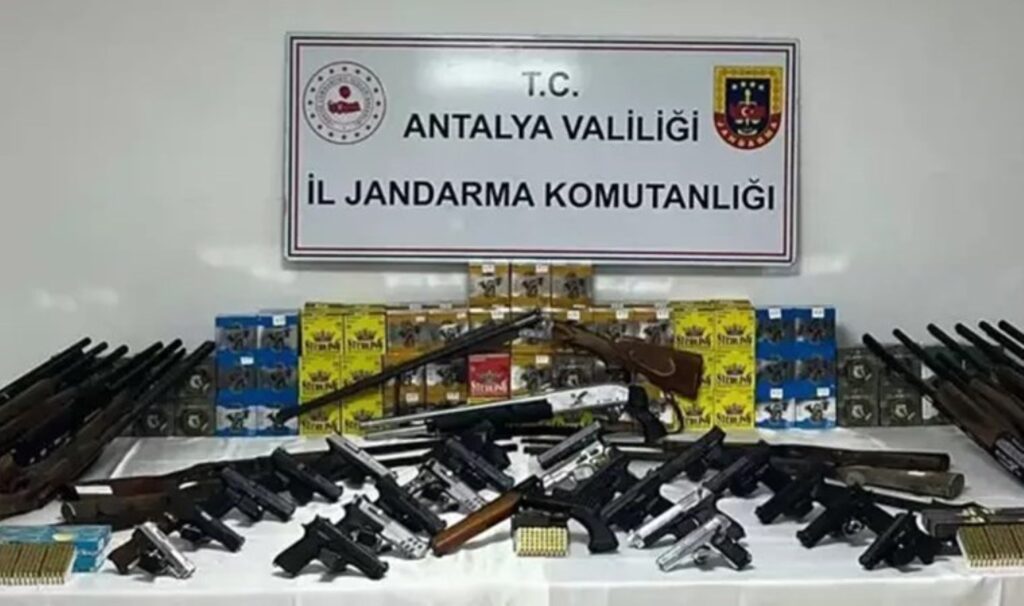 22 tabanca 6 bin 181 fisek aksuda ruhsatsiz silah operasyonu 22 kisi yakalandi OsuOqPJd