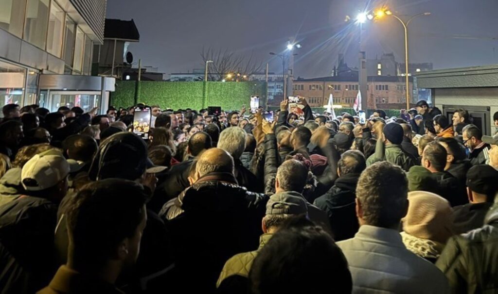 3 gazeteciye ‘bilirkişi’ gözaltısı… Yurttaşlar Halk TV’nin önünde toplandı! 8 3 gazeteciye bilirkisi gozaltisi yurttaslar halk tvnin onunde toplandi dI7BsGO4