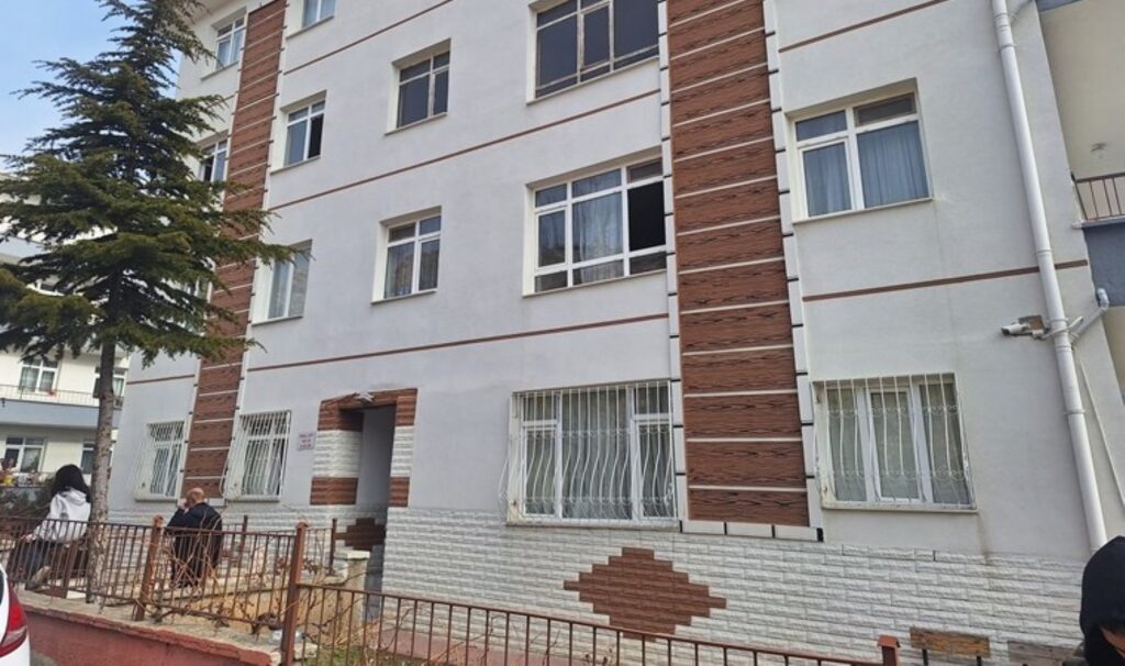 3 katli binanin bodrum katinda yangin cikti 8 kisi dumandan etkilendi vAxVZTlO