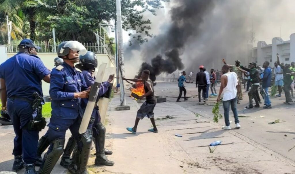 Afrika ülkesinde kitlesel protesto: Büyükelçilikler ateşe verildi 3 afrika ulkesinde kitlesel protesto buyukelcilikler atese verildi hfDsHv21