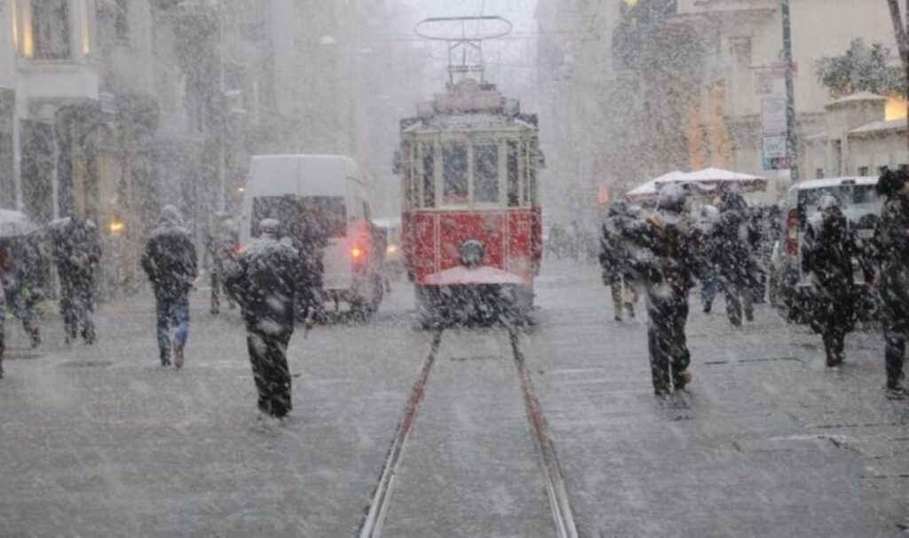 AKOM’dan yeni uyarı: İstanbul’a hem şiddetli rüzgar hem kar sağanağı geliyor! 2 akomdan yeni uyari istanbula hem siddetli ruzgar hem kar saganagi geliyor BWgem1Ny