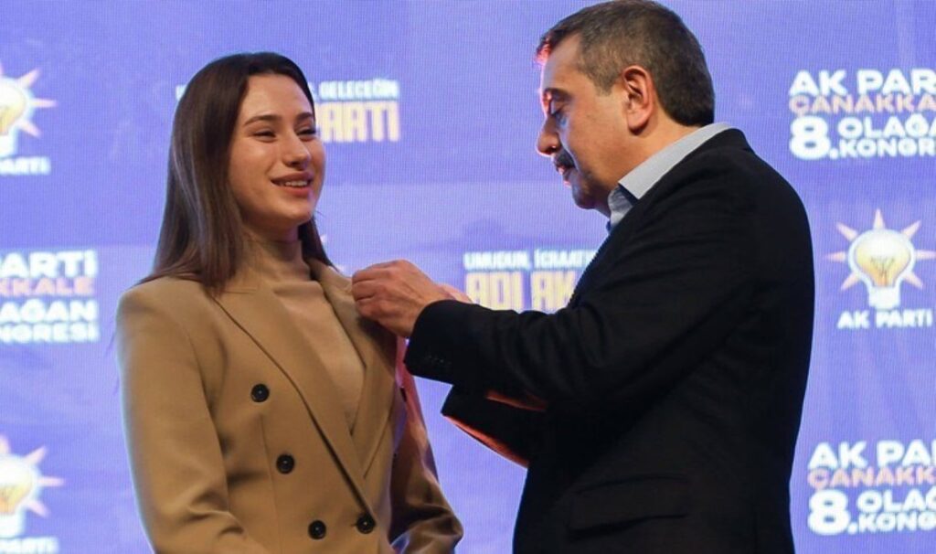 akpli isimle fotograf paylasmisti turkiyenin en genc belediye baskani akpye gecti 4VqPHphi