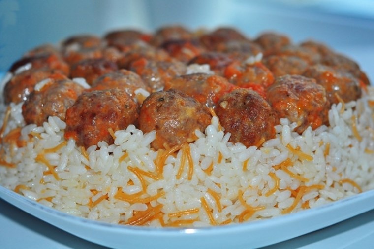 aksam yemegine kolayca hazirlayabileceginiz enfes lezzet kofteli pilav tarifi 0 cmYDA4qh