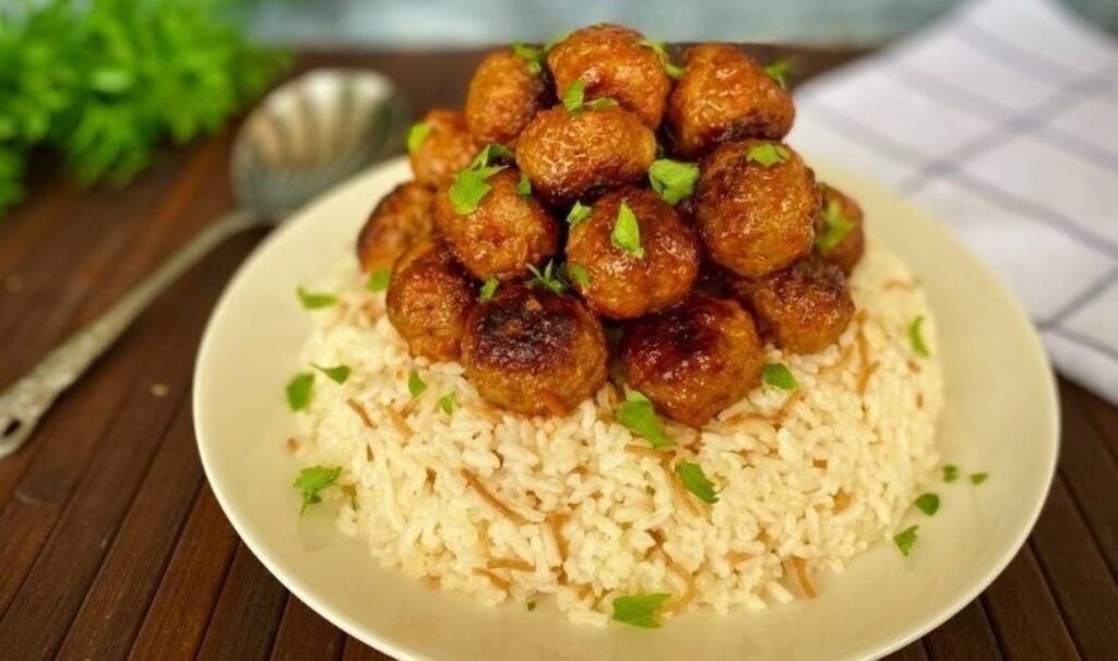 Akşam yemeğine kolayca hazırlayabileceğiniz enfes lezzet: Köfteli pilav tarifi 5 aksam yemegine kolayca hazirlayabileceginiz enfes lezzet kofteli pilav tarifi Xl52kbub