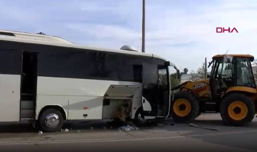 antalyada feci kaza midibus ile is makinesi carpisti cok sayida yarali var EpfWtTNH