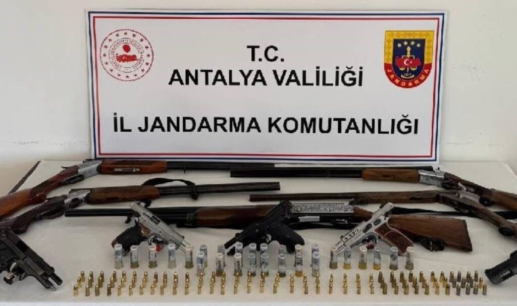 antalyada ruhsatsiz silah operasyonu gozaltilar var hPkrrENK