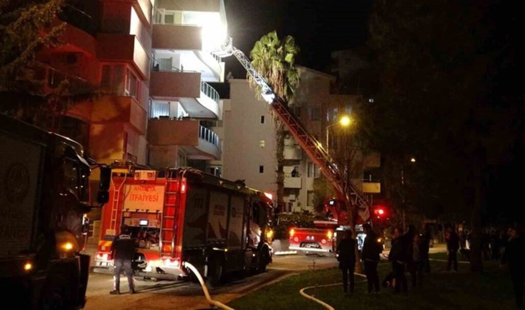 antalyada yangin panigi apartman sakinleri sokaga dokuldu RTdS24x5