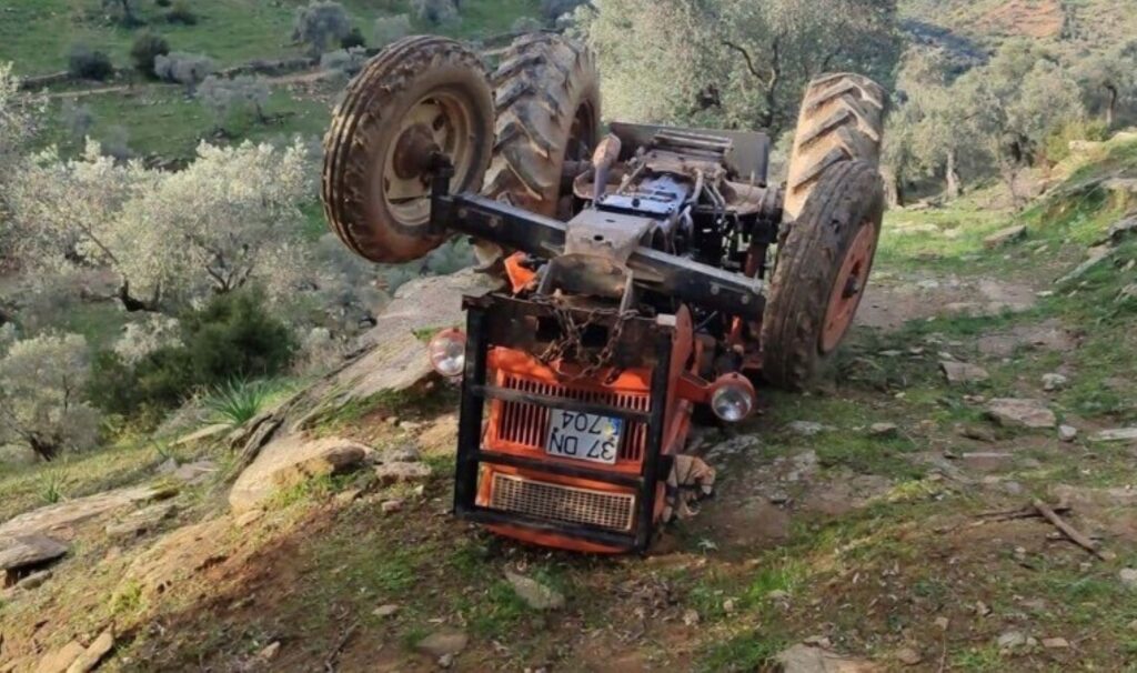Aydın'da devrilen traktörün altında kalan çiftçi hayatını kaybetti 1 aydinda devrilen traktorun altinda kalan ciftci hayatini kaybetti WgUGjIA1