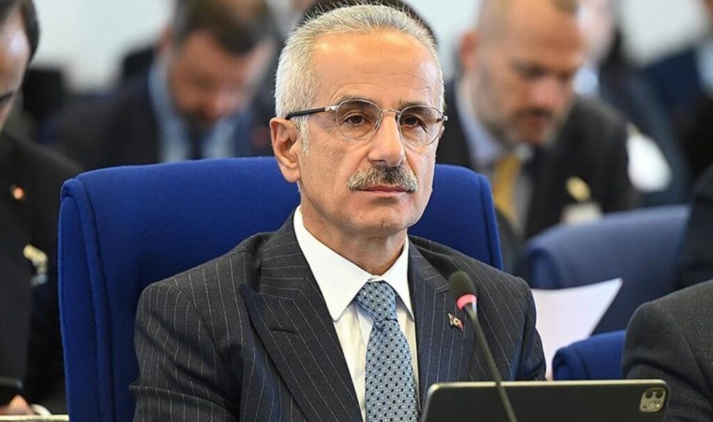 Bakan Uraloğlu'ndan yaş sınırlandırılması ile ilgili yeni açıklama: 'Sosyal medyaya girmesinler istiyoruz' 7 bakan uraloglundan yas sinirlandirilmasi ile ilgili yeni aciklama sosyal medyaya girmesinler istiyoruz PxbnHy9d
