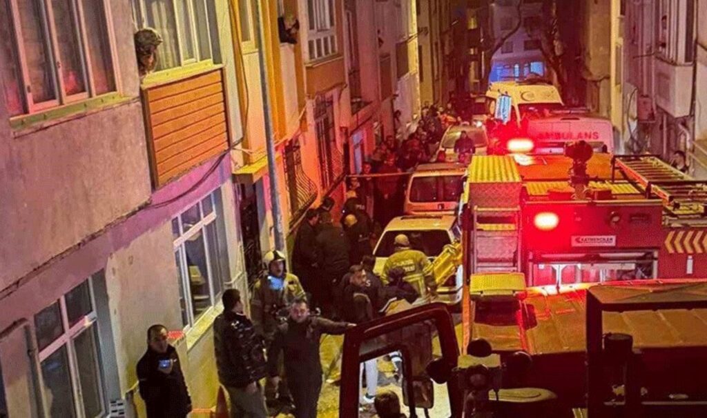 balikesirde yangin faciasi 1 kisi oldu 1 itfaiye eri yaralandi f58DTEFW