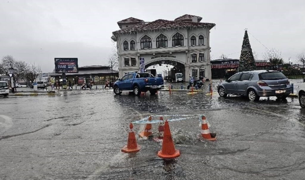 bandirmada kuvvetli yagis hayati felc etti yollar gole dondu rogarlar patladi MDu7V483