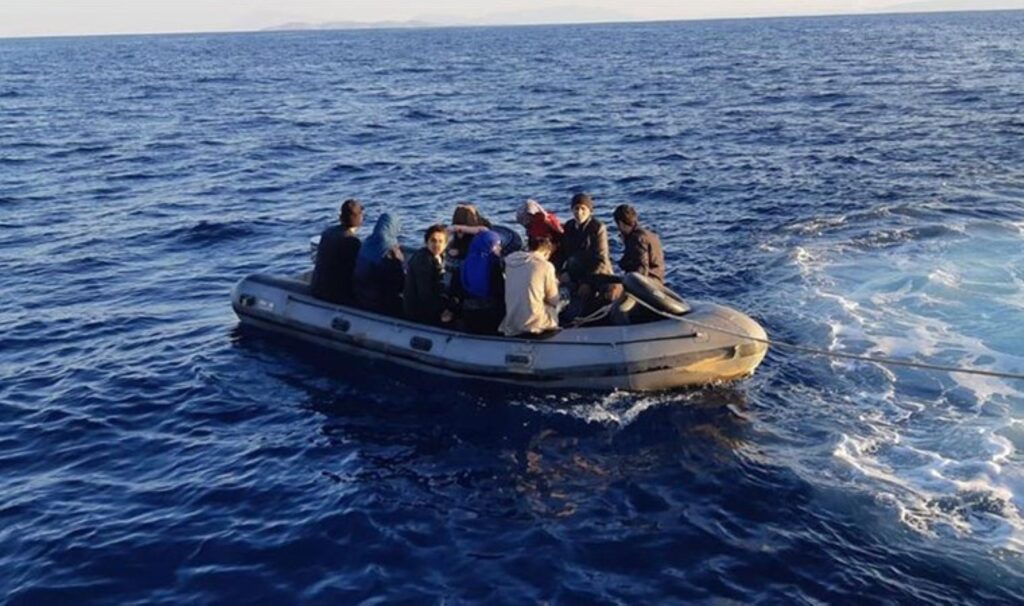 Bodrum'da 45 kaçak göçmen yakalandı: 11'i çocuk... 3 bodrumda 45 kacak gocmen yakalandi 11i cocuk HLR5VkLc