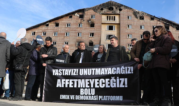 boluda facianin yasandigi otelin onunde eylem karanfil birakildi 1
