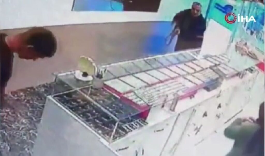 borclari yuzunden kuyumcu soymaya calisan servis soforu yakalandi 1FQAGWze
