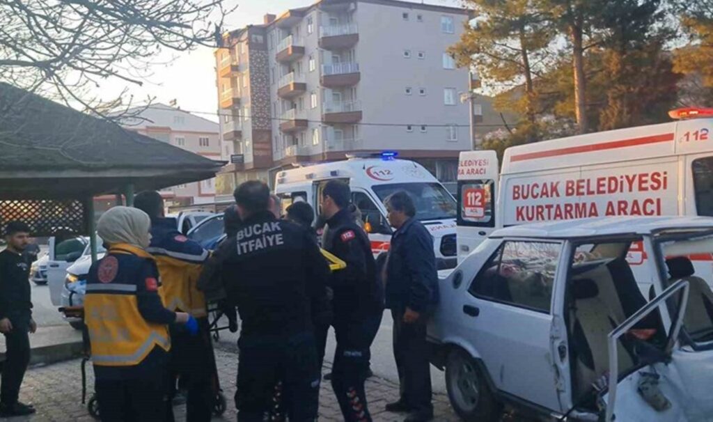 burdurda 3 araclik zincirleme kaza 9 kisi yaralandi JSfPeqkb