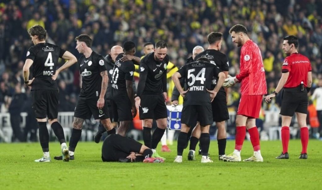 Çaykur Rizespor'dan Fenerbahçe maçı tepkisi: 'Sahadan çekilebilirdik fakat...' 4 caykur rizespordan fenerbahce maci tepkisi sahadan cekilebilirdik fakat TgUAMAux