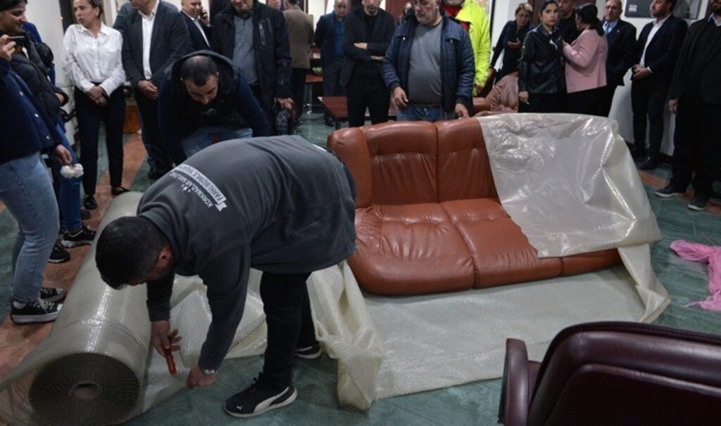 CHP’li Seyhan Belediyesi’ne icra: Başkanın makam odasına haciz! 2 chpli seyhan belediyesine icra baskanin makam odasina haciz CsYnH1ch