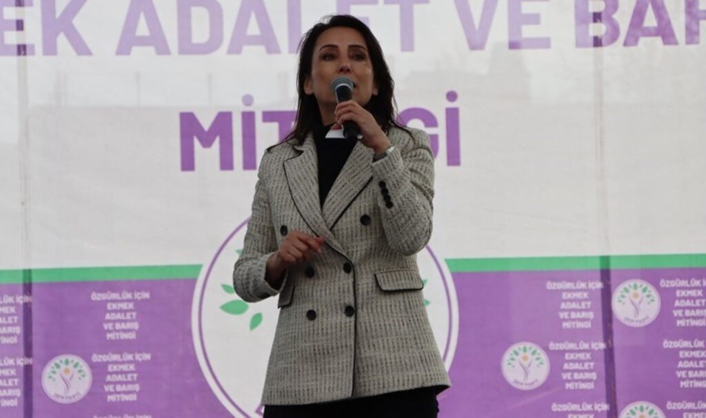 DEM Parti’den Esenyurt’ta miting: Hatimoğulları Öcalan’ın mesajını okudu 6 dem partiden esenyurtta miting hatimogullari ocalanin mesajini okudu PzXpHVnY