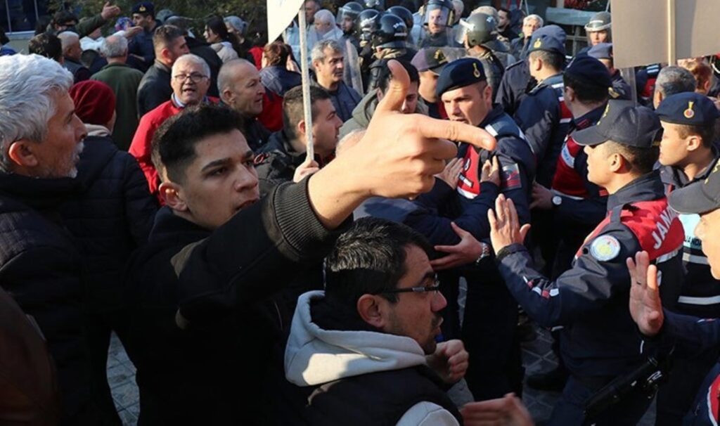 Denizli'de 66 termal pansiyon için kapatma kararı: İşletme sahipleri ve jandarma arasında arbede! 2 denizlide 66 termal pansiyon icin kapatma karari isletme sahipleri ve jandarma arasinda arbede lEPS4nQ9