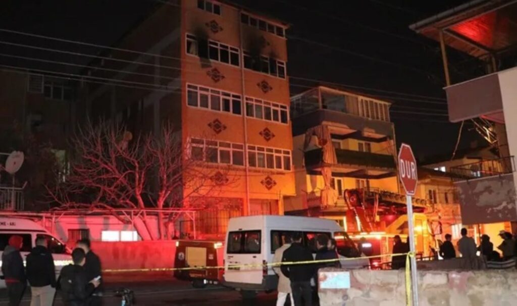 denizlide aci olay evdeki yanginda bebegini 4 kattan atti kendisi zehirlenerek oldu 5b8kBOl4