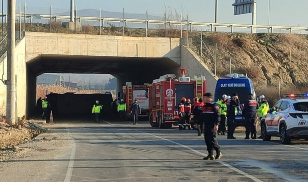 denizlide iscileri tasiyan midibus devrildi cok sayida olu ve yarali var 9PgblSfS