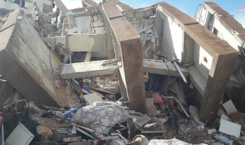 Depremde 69 kişiye mezar olan Fuat Koku Sitesi davasında 3 sanığına yakalama kararı 1 depremde 69 kisiye mezar olan fuat koku sitesi davasinda 3 sanigina yakalama karari UdTxH21n