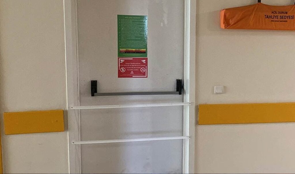 devlet hastanesinde sigara icildigi gerekcesiyle yangin merdivenlerinin girisi kapatilmis bakanlik aciklama yapti dCsGQsp2