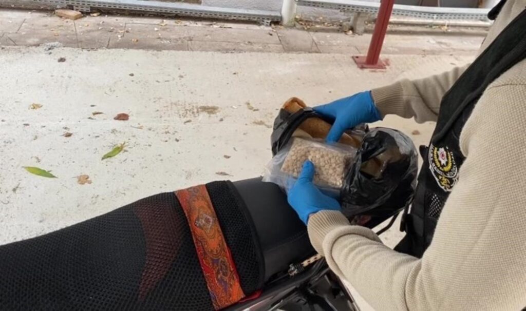 Ekmek arasında uyuşturucu yakalattı: 'Ağrı kesici hap sanıyordum' dedi 2 ekmek arasinda uyusturucu yakalatti agri kesici hap saniyordum dedi 88H4SDb5