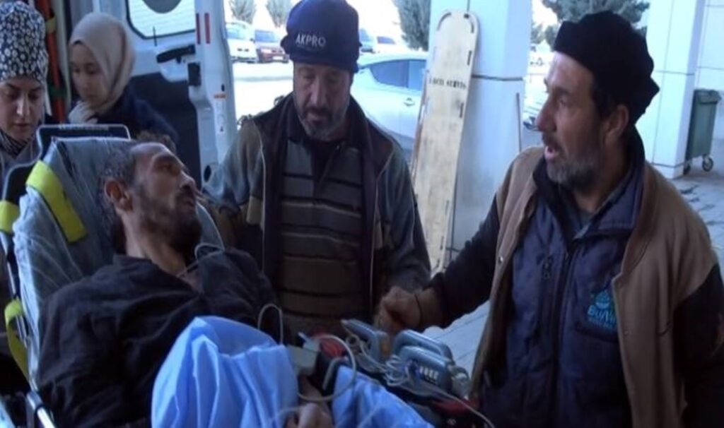 elektrik akimina kapilan iscinin ambulansa alinirken soyledigi sozler yurek burktu cocuklarim sana emanet iSrikUih