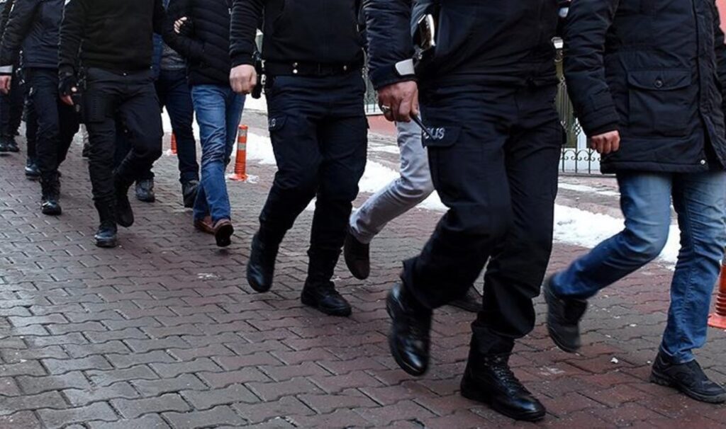 Ereğli'de ekiplerden 'aranan şahıs' operasyonu: 18 kişi yakalandı 1 ereglide ekiplerden aranan sahis operasyonu 18 kisi yakalandi IKbBClib
