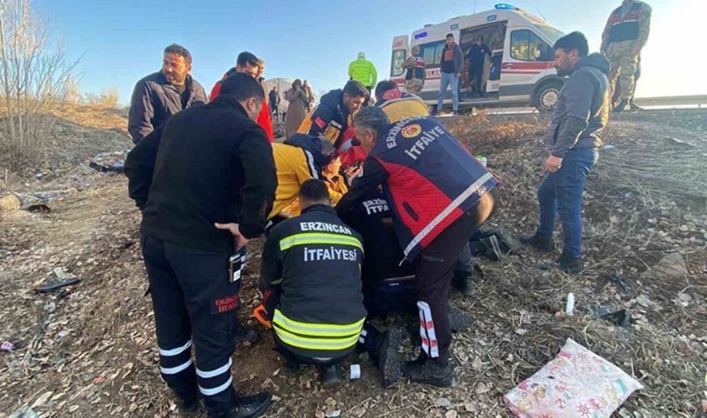 erzincan erzurum karayolunda otomobil sarampole devrildi yaralilar var JEmkN88H