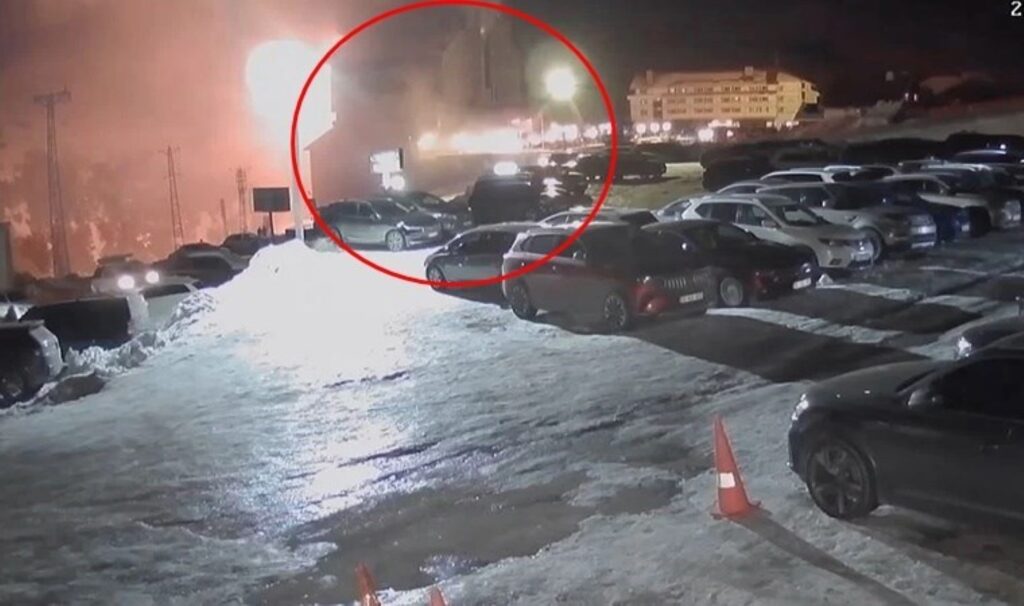 Facianın bu görüntüleri ilk kez ortaya çıktı! İşte Kartalkaya Grand Kartal Otel'deki yangının ilk saatlerinde yaşananlar... 2 facianin bu goruntuleri ilk kez ortaya cikti iste kartalkaya grand kartal oteldeki yanginin ilk VCIPgC4d