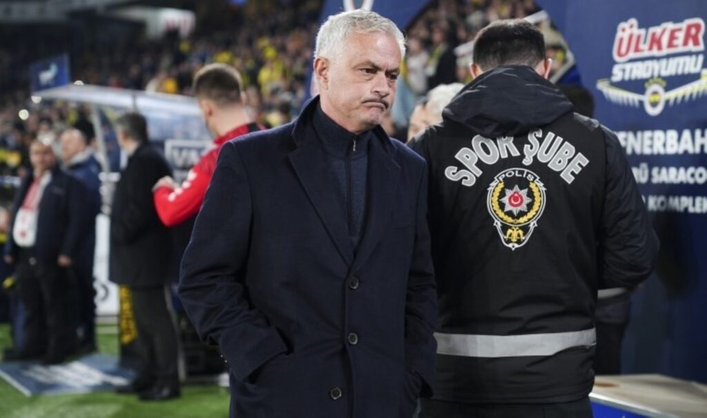 Fenerbahçe'de Jose Mourinho'dan hakem tepkisi: 'Bu yapılırsa...' 4 fenerbahcede jose mourinhodan hakem tepkisi bu yapilirsa 3WephXlL