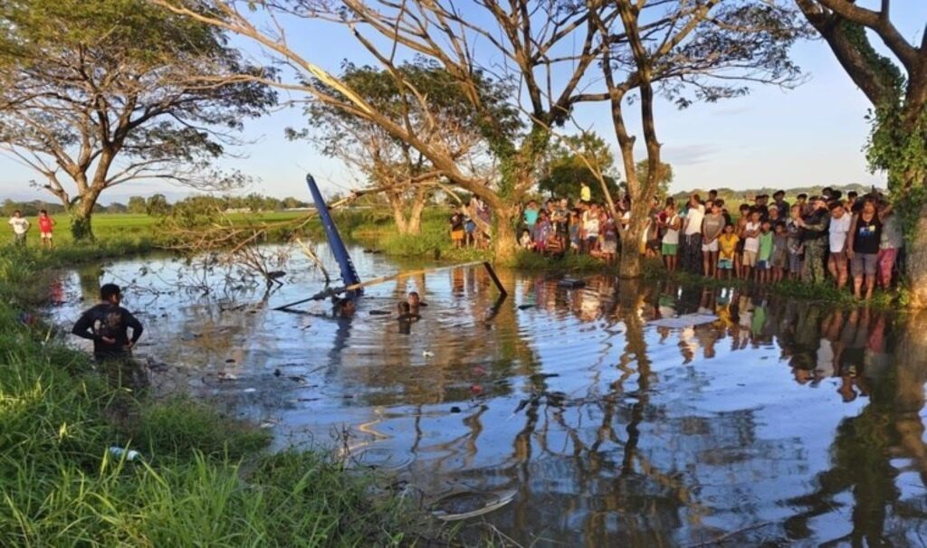 filipinlerde helikopter dustu pilot hayatini kaybetti 9dnsyMwj