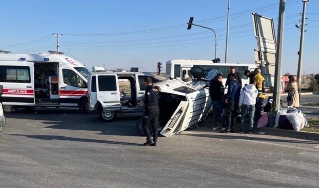 gaziantepte 2 arac kavsakta carpisti yaralilar var y1kBlKEv