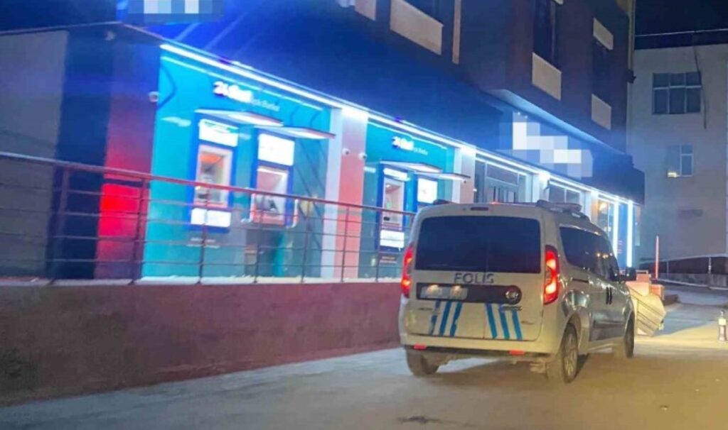 Gece yarısı banka alarmı: Polis harekete geçti! 1 gece yarisi banka alarmi polis harekete gecti gVtXcIBy