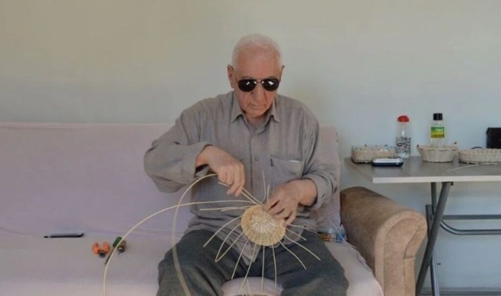 Görme engelli ustanın 49 yıllık el emeği: Malzemeler Singapur'dan geliyor 5 gorme engelli ustanin 49 yillik el emegi malzemeler singapurdan geliyor xf5h2528