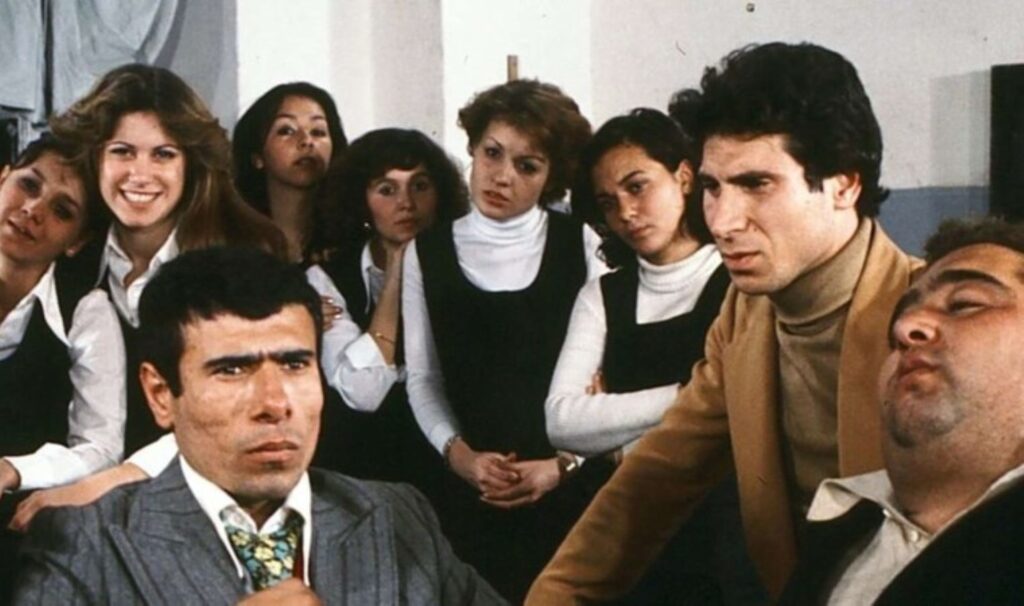 hababam sinifi dokuz doguruyor filminin konusu ne hababam sinifi dokuz doguruyor filminin oyunculari kim ZU8JdAIV