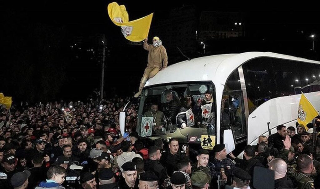 Hamas ile İsrail arasındaki esir takasının üçüncü turu: 110 Filistinli esir serbest bırakıldı 9 hamas ile israil arasindaki esir takasinin ucuncu turu 110 filistinli esir serbest birakildi MANfy32a