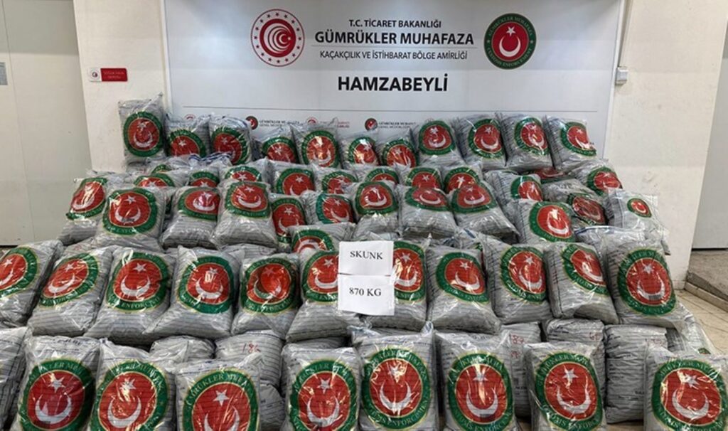 hamzabeyliden giris yapmis ekiplerden sinir kapisinda uyusturucu operasyonu tirda 870 kilo skunk ele gecirildi L7y9RKyT
