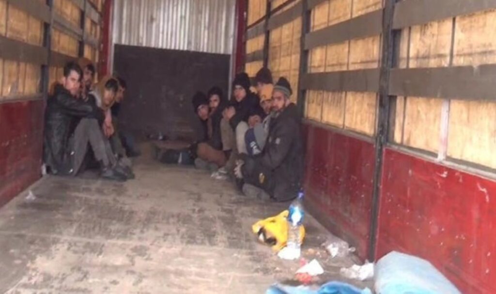 hepsi tir dorsesinden cikti kirsehirde 11 kacak gocmen yakalandi 1 tutuklama ADWJlJZ4